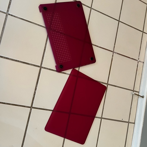 Magenta Incase hard shell for MacBook Pro (15”) - Picture 2 of 4